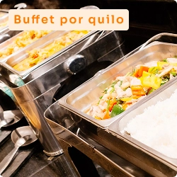 Estação de buffet com alimentos variados em recipientes de inox, prontos para servir no modelo de restaurante por quilo.